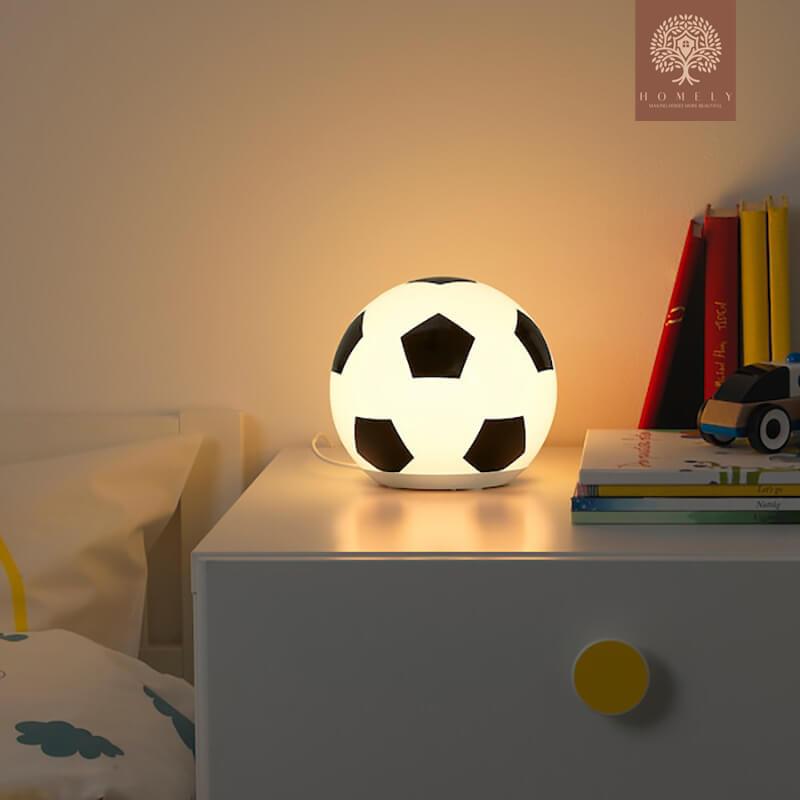 ÄNGARNA Lampe de table à LED, motif ballon de foot - IKEA