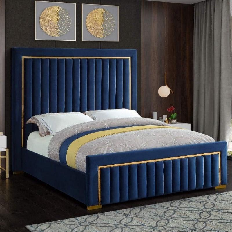 Lit double en tissu capitonné à tête haute avec garniture dorée - Homely